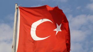 Burdur'da Türk bayrağına çirkin saldırı! Av tüfeği ile ateş edildi