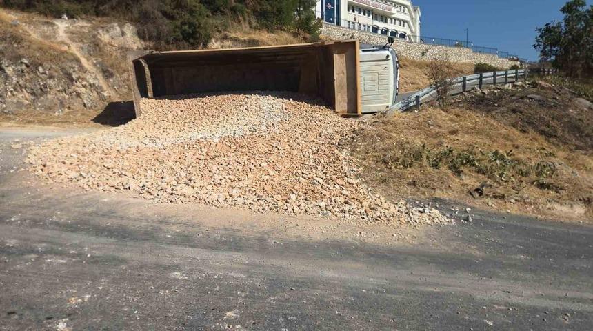Şof&ouml;r&uuml;n manevrası faciayı engelledi