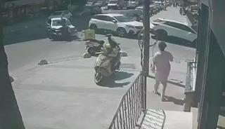 K&uuml;&ccedil;&uuml;k&ccedil;ekmece&rsquo;de motosiklet ile otomobil &ccedil;arpıştı: 1 kişi yaralandı