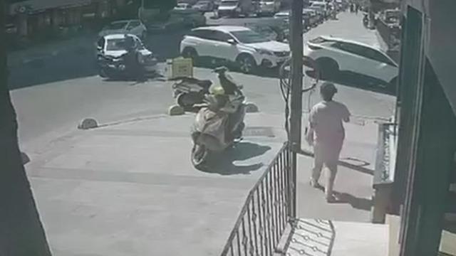 Küçükçekmece’de motosiklet ile otomobil çarpıştı: 1 kişi yaralandı