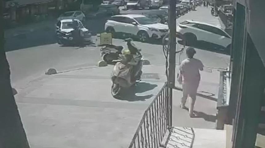 K&uuml;&ccedil;&uuml;k&ccedil;ekmece&rsquo;de motosiklet ile otomobil &ccedil;arpıştı: 1 kişi yaralandı