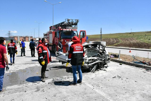 Sivas'ta iki otomobil çarpıştı: 5 ölü, 5 yaralı (2)