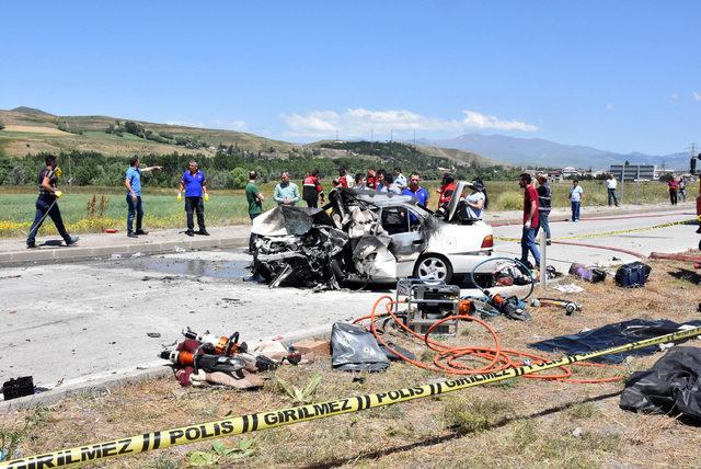 Sivas'ta iki otomobil çarpıştı: 5 ölü, 5 yaralı (2)