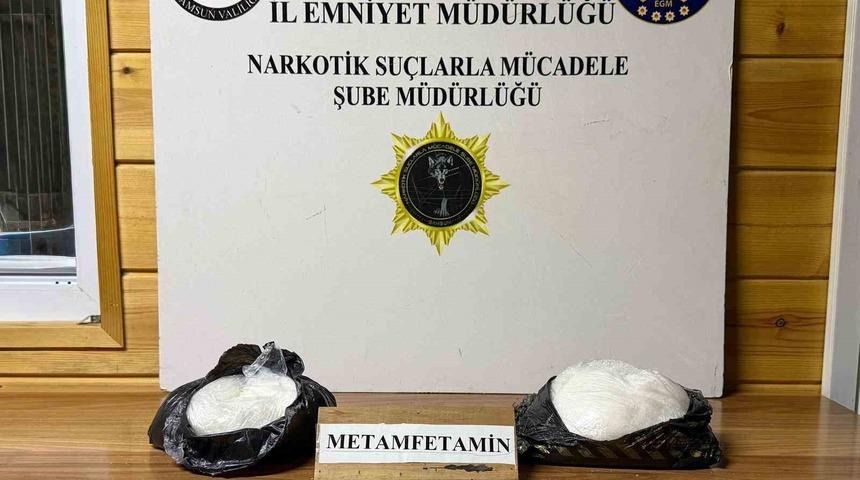 Narkotik k&ouml;peği Şila valizdeki 1 kilo 900 gram metamfetamini buldu
