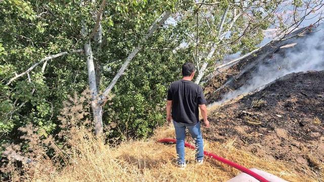 Okul ile sağlık ocağı arasındaki otluk arazideki yangın itfaiye ekiplerince b&uuml;y&uuml;meden s&ouml;nd&uuml;r&uuml;ld&uuml; 6