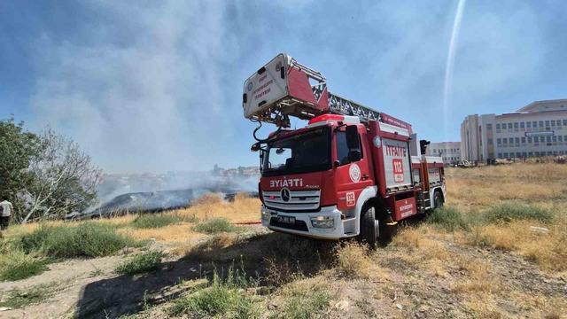 Okul ile sağlık ocağı arasındaki otluk arazideki yangın itfaiye ekiplerince b&uuml;y&uuml;meden s&ouml;nd&uuml;r&uuml;ld&uuml; 5