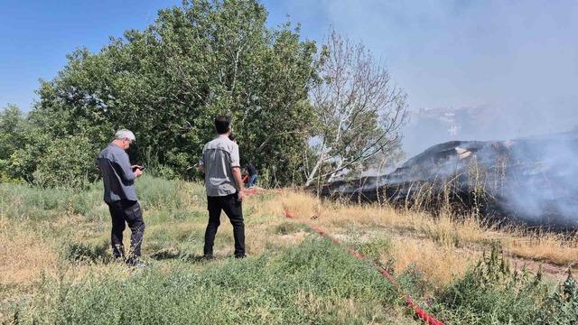 Okul ile sağlık ocağı arasındaki otluk arazideki yangın itfaiye ekiplerince b&uuml;y&uuml;meden s&ouml;nd&uuml;r&uuml;ld&uuml; 4