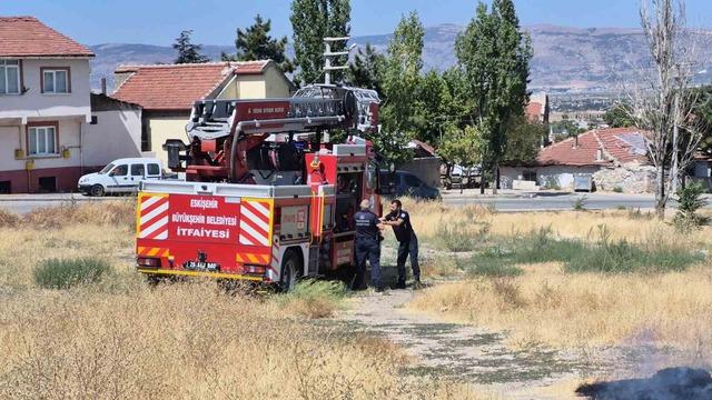 Okul ile sağlık ocağı arasındaki otluk arazideki yangın itfaiye ekiplerince b&uuml;y&uuml;meden s&ouml;nd&uuml;r&uuml;ld&uuml; 2