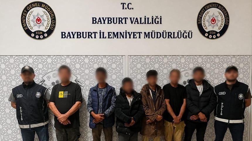 Bayburt&rsquo;ta 6 d&uuml;zensiz g&ouml;&ccedil;men yakalandı