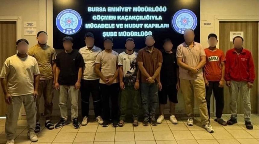 Bursa&rsquo;da ka&ccedil;ak g&ouml;&ccedil;men operasyonu: 11 kişi yakalandı, 1 ş&uuml;pheli g&ouml;zaltında