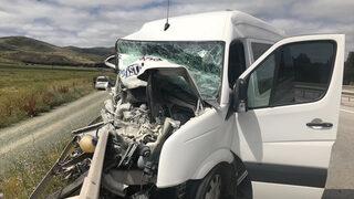 Sivas'ta işçileri taşıyan minibüs traktöre çarptı!