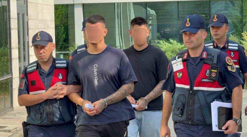 14 bin liralık bor&ccedil; nedeniyle ka&ccedil;ırdıkları genci darbedip hastane yakınına terk eden 2 kişi tutuklandı