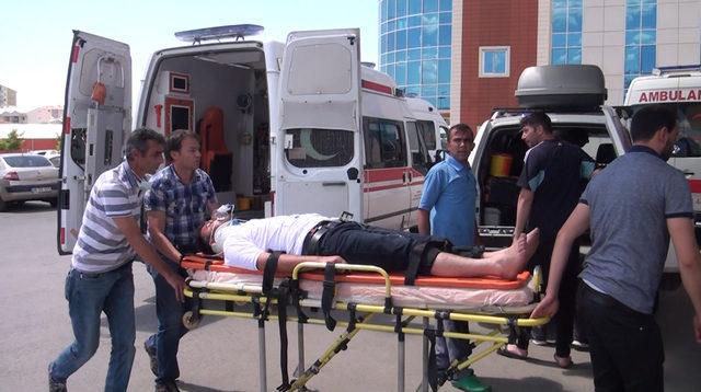 Sivas'ta iki otomobil çarpıştı: 5 ölü, 5 yaralı (3)