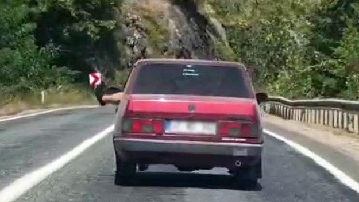 Ayaklarını camdan sarkıtarak trafiği tehlikeye attı - Güncel Haberler