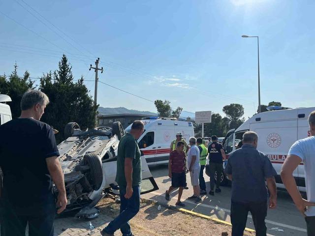 Seydikemer’de tır ile otomobil çarpıştı: 4 yaralı 1
