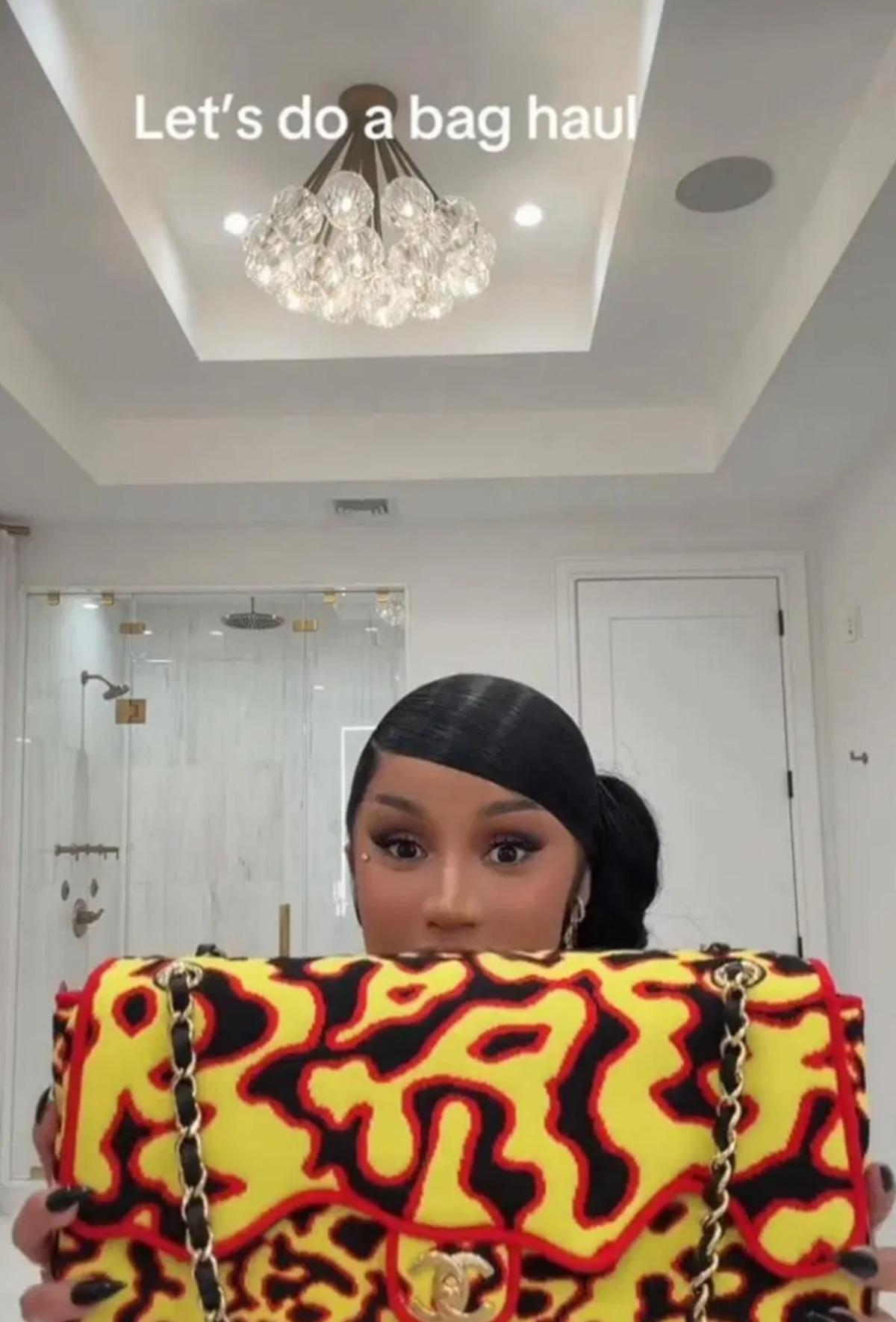 Cardi B çanta koleksiyonunu paylaştı: 2,1milyon TL lik çantası dikkat çekti 1