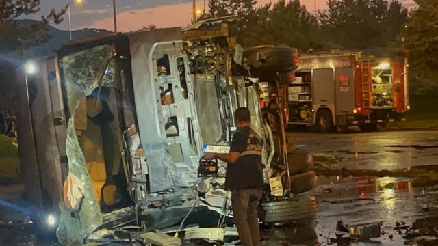 Kayseri de feci kaza! Yolcu otobüsü ile akaryakıt tankeri çarpıştı 1