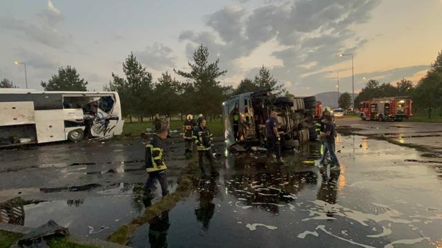 Kayseri de feci kaza! Yolcu otobüsü ile akaryakıt tankeri çarpıştı 2