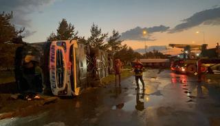 Yolcu otob&uuml;s&uuml; ile akaryakıt tankeri &ccedil;arpıştı