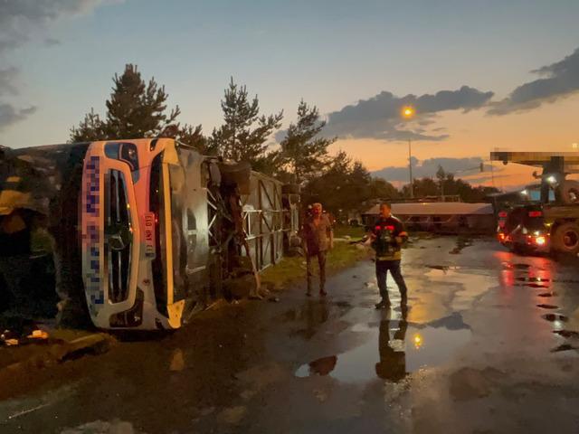 Yolcu otob&uuml;s&uuml; ile akaryakıt tankeri &ccedil;arpıştı