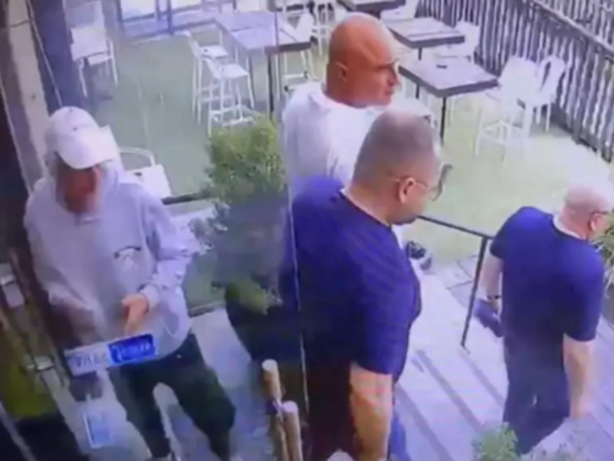 Kan donduran suikast! Yanından ge&ccedil;er ge&ccedil;mez silahını ateşledi 1