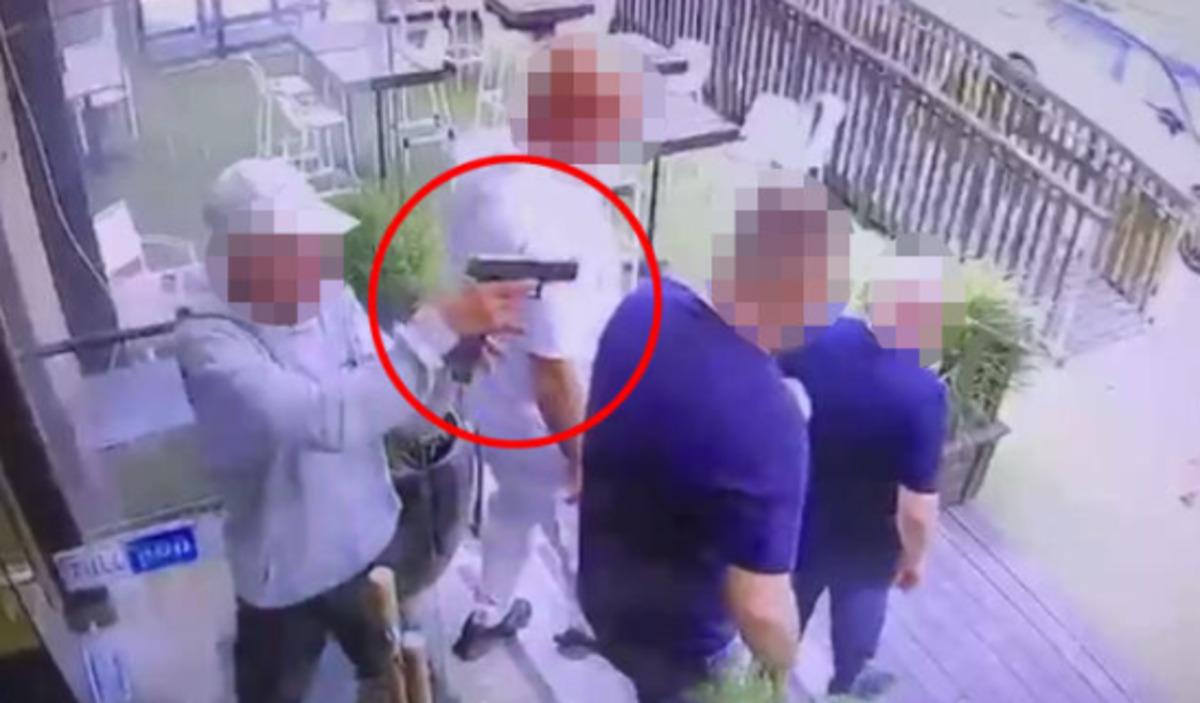 Kan donduran suikast! Yanından ge&ccedil;er ge&ccedil;mez silahını ateşledi 2