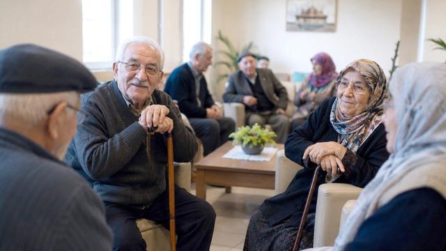 Yaşlı nüfusu tarihi zirvede! 500 ilçeden daha kalabalık