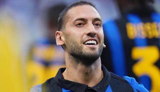 Hakan &Ccedil;alhanoğlu hi&ccedil; olmadığı kadar yakın! T&uuml;rkiye'ye transferi an meselesi