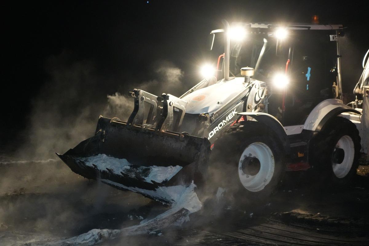 Samsun sahilini kaplayan esrarengiz toz ekipleri harekete geçirdi! İçinden çıkanları kimse anlamadı 3