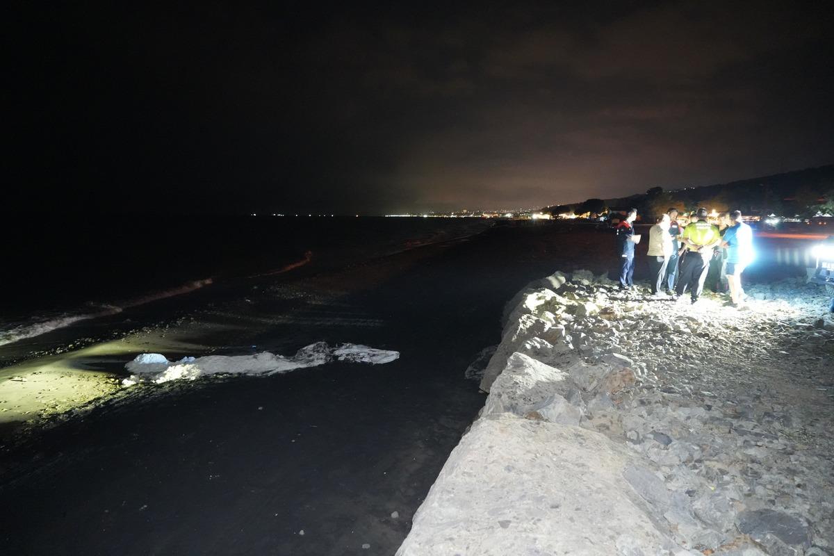 Samsun sahilini kaplayan esrarengiz toz ekipleri harekete geçirdi! İçinden çıkanları kimse anlamadı 6