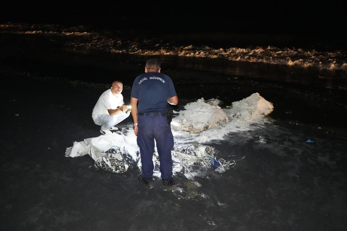 Samsun sahilini kaplayan esrarengiz toz ekipleri harekete geçirdi! İçinden çıkanları kimse anlamadı 7