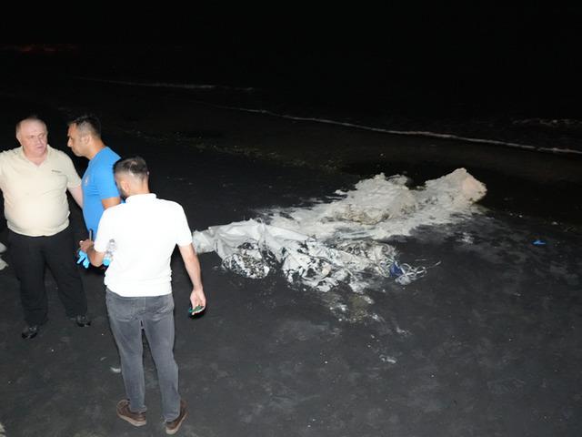 Sahili kaplayan esrarengiz toz ekipleri harekete ge&ccedil;irdi! 