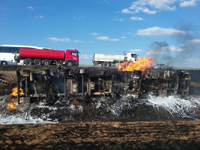 Aksaray'da LPG yüklü tanker şarampole devrildi: 1 ölü <br />
