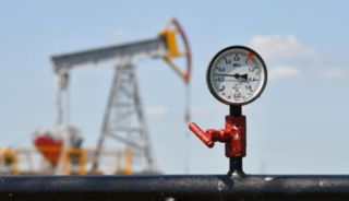 Brent petrol&uuml;n varili ticari gerilimlerin artmasıyla 90 doların altına geriledi