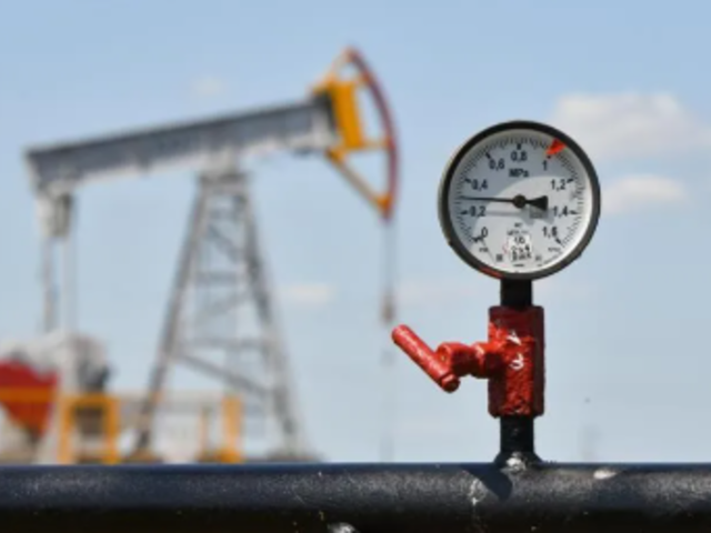 Brent petrol&uuml;n varili ticari gerilimlerin artmasıyla 90 doların altına geriledi