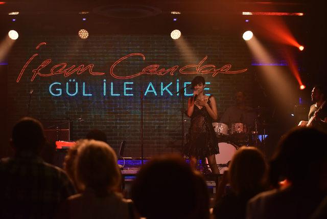 Müzisyen İrem Candar ikinci albümü 'Gül ile Akide'yi verdiği konserle tanıttı