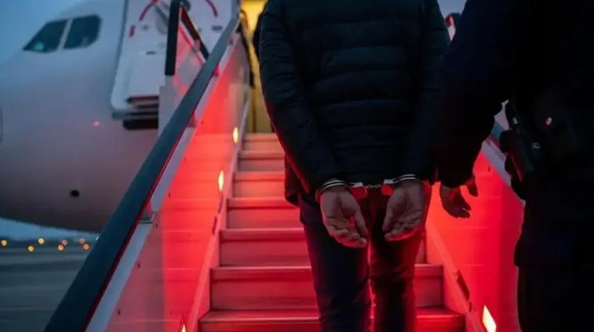 Kırmızı b&uuml;lten ve ulusal seviyede aranıyorlardı! 60 su&ccedil;lu T&uuml;rkiye'ye getirildi