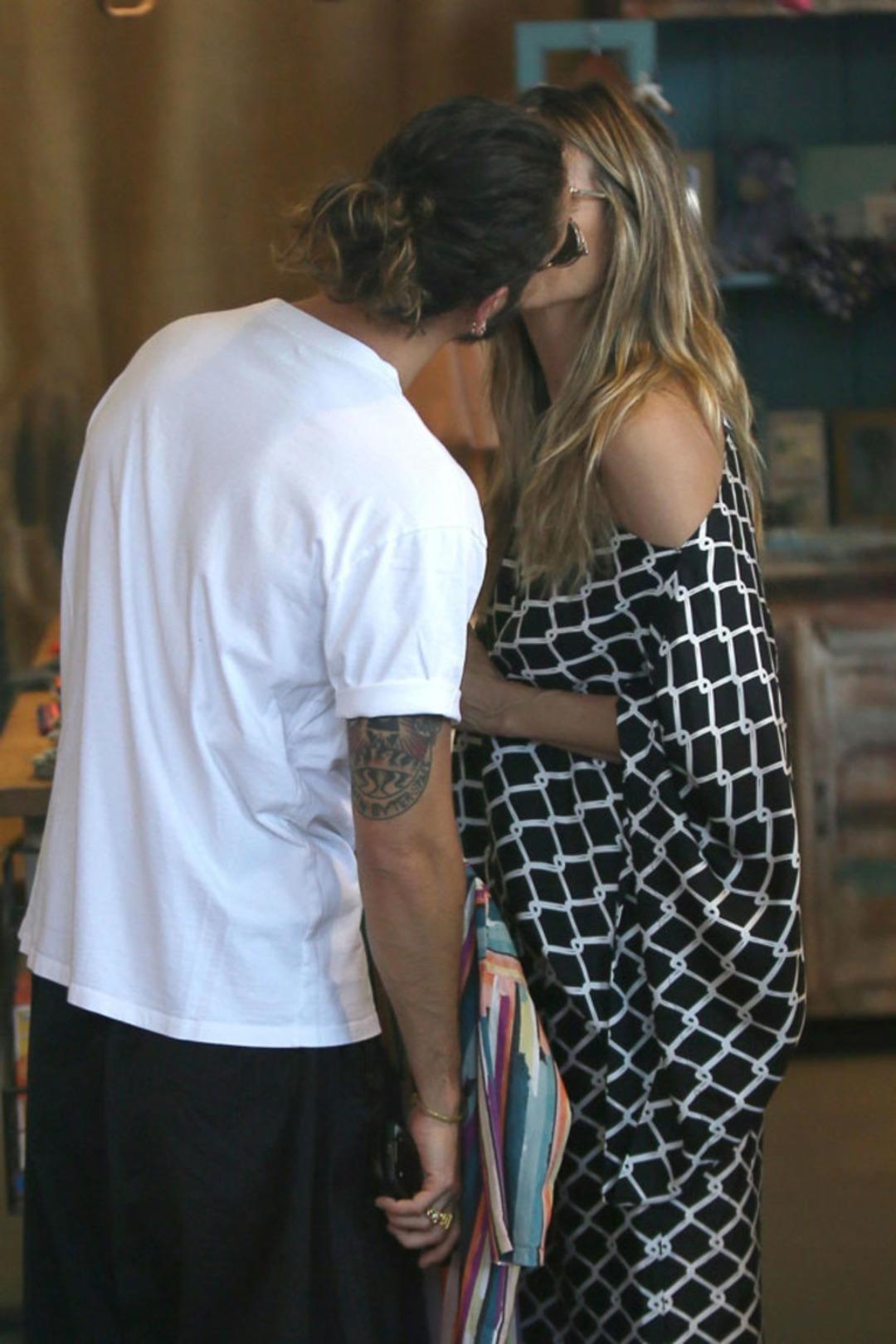 Sokakta aşka geldiler!