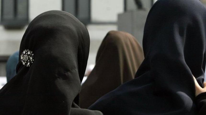 Başörtülü kadına saldırıp göğsünü kestiler!