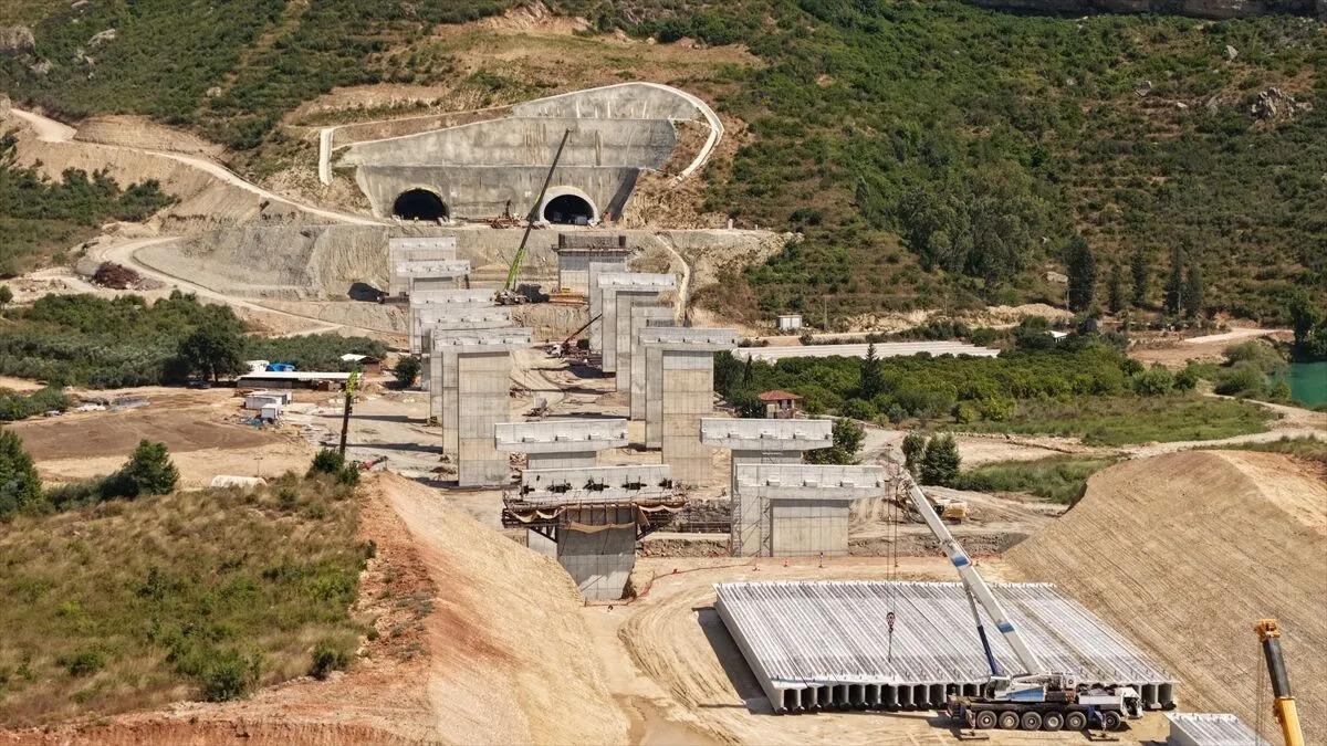 Bakan Uraloğlu a&ccedil;ıkladı: 2,5 saat s&uuml;ren yol 36 dakikaya d&uuml;ş&uuml;yor 2