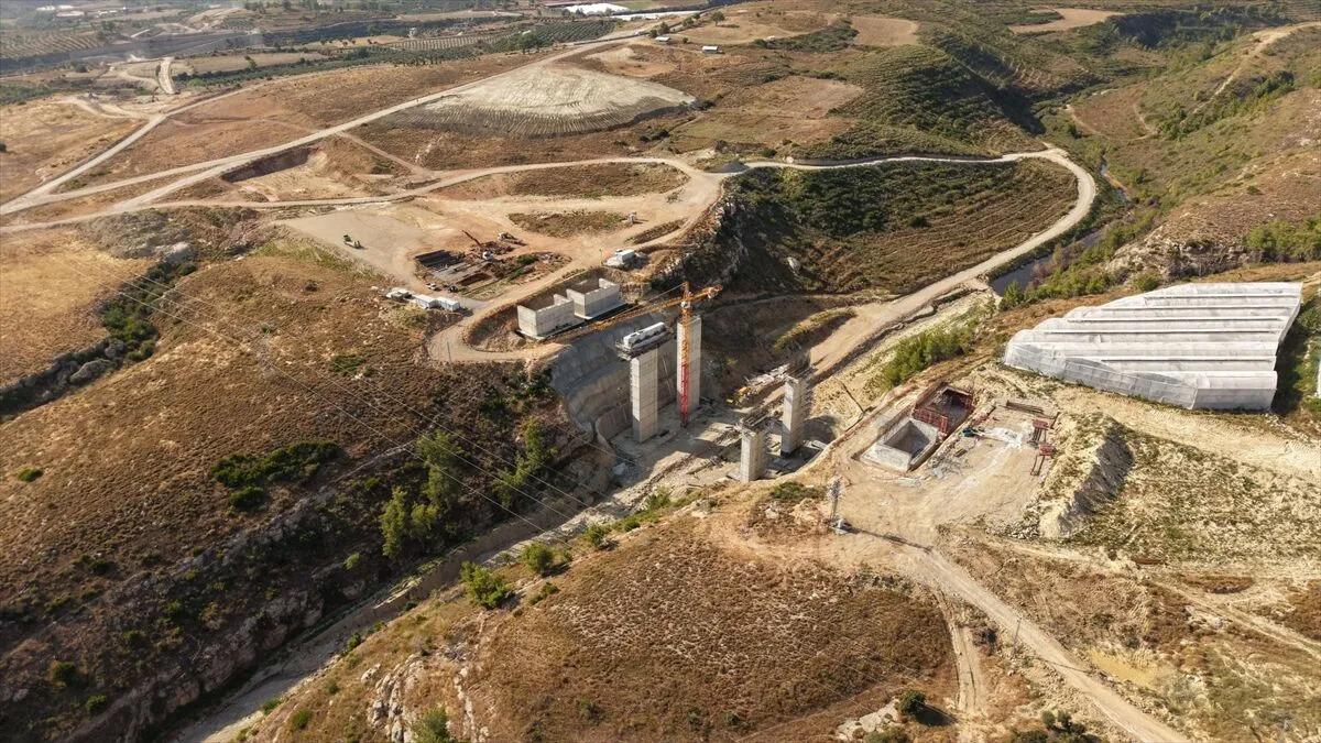 Bakan Uraloğlu a&ccedil;ıkladı: 2,5 saat s&uuml;ren yol 36 dakikaya d&uuml;ş&uuml;yor 1