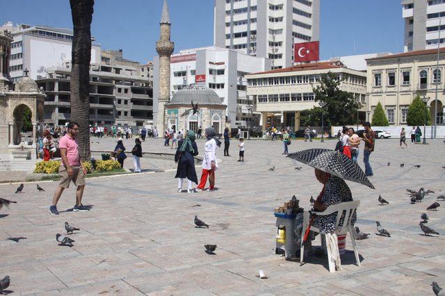 İzmir'de sıcak hava bunalttı