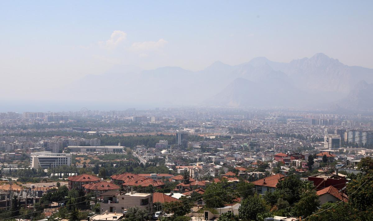 Hissedilen sıcaklık 42 derece: Antalya’da nem bulutları kenti kapladı 1