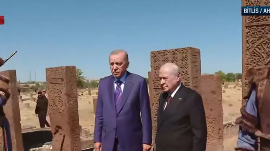 Cumhur İttifakı liderleri Ahlat'ta: Erdoğan ve Bah&ccedil;eli'den dikkat &ccedil;eken kare