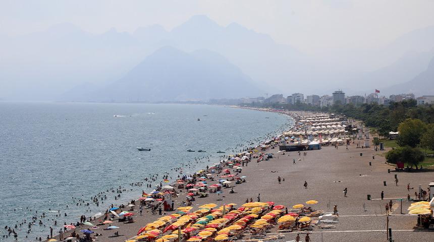 Hissedilen sıcaklık 42 derece: Antalya&rsquo;da nem bulutları kenti kapladı