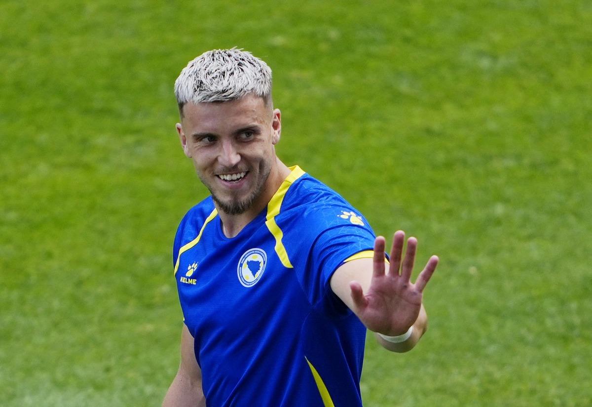 Galatasaray a transferde deprem! Ermedin Demirovic kararını verdi 3