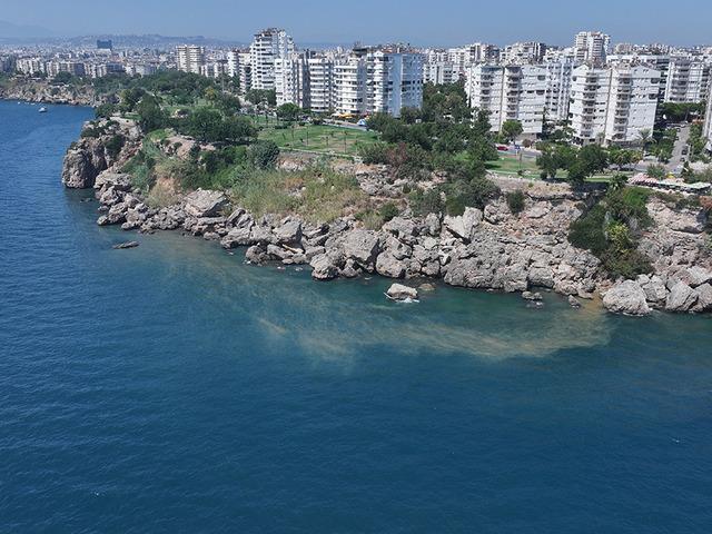 Antalya&rsquo;da Falez Parkı&rsquo;nda denize atık su sızıntısı