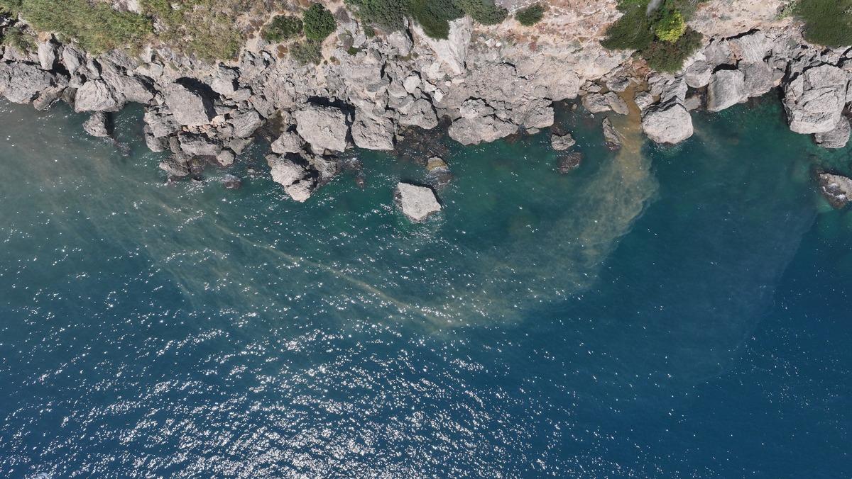 Antalya&rsquo;da Falez Parkı&rsquo;nda denize atık su sızıntısı 1