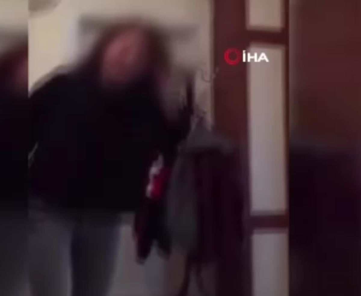 Sosyal medyada infial yarattı! Kaplumbağayı ayağıyla ezdi 3