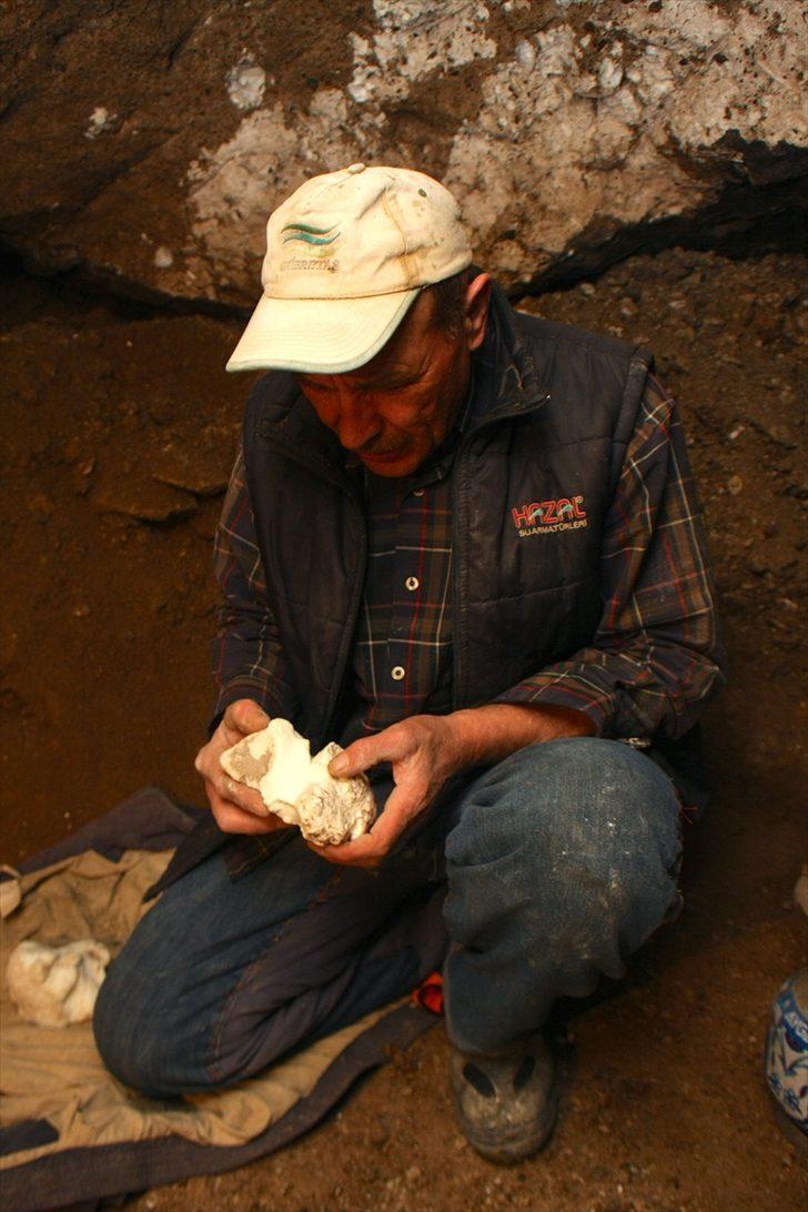 'Beyaz altın'a ulaşmak için iğneyle maden kazıyorlar G1